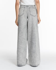 Jean femme en denim léger gris clair, coupe large et droite, tissu en coton confortable adapté à toutes les morphologies pour un style décontracté et moderne.