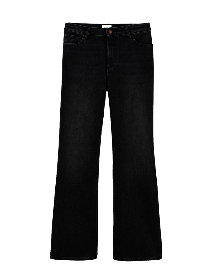 Jean femme en denim noir charbon, coupe flare confortable, tissu 100% coton offrant un rendu élégant et une tenue parfaite adaptée à toutes les morphologies.